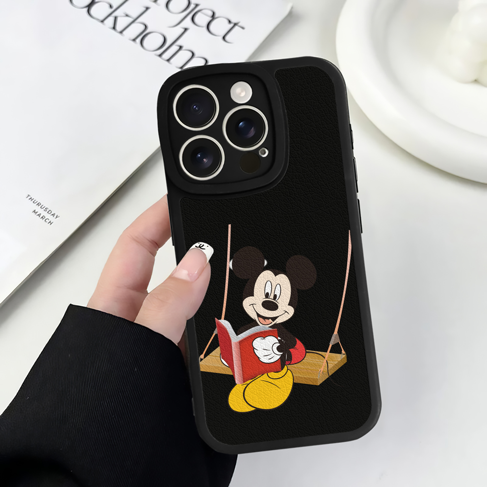 （画像用） ミッキーマウス Mickey Mouse 【iPhone 16シリーズ対応】シリコンスマホケース（レザー調） 材質：シリコン